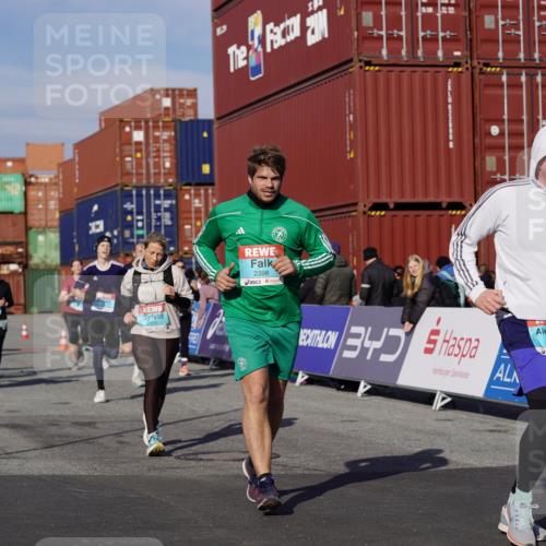 03.10.2025 - Köhlbrandbrückenlauf Michael Burmester http://msf.ph/oto/9027624 03.10.2025 10:31:39 Ziel 1700, 1927, 2058, 2265, 2272, 2332, 2379, 2398, 2462, 2463, 2518, 2595, 2596, 2634, 2830, 2966, 2967 meine-sportfotos.de