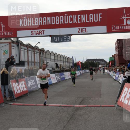 03.10.2025 - Köhlbrandbrückenlauf Julia Fischer http://msf.ph/oto/9027630 03.10.2025 16:04:33 Ziel 7245, 7308, 7338, 7455, 8818, 8825, 8937, 9213 meine-sportfotos.de