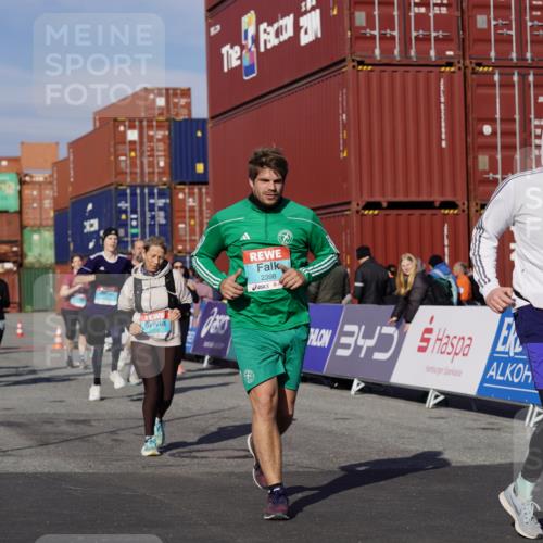 03.10.2025 - Köhlbrandbrückenlauf Michael Burmester http://msf.ph/oto/9027631 03.10.2025 10:31:39 Ziel 1700, 1927, 2058, 2265, 2272, 2332, 2379, 2398, 2462, 2463, 2518, 2595, 2596, 2634, 2830, 2966, 2967 meine-sportfotos.de