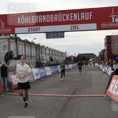 03.10.2025 - Köhlbrandbrückenlauf Julia Fischer http://msf.ph/oto/9027638 03.10.2025 16:04:34 Ziel 7245, 7308, 7338, 7455, 8818, 8825, 8937, 9213 meine-sportfotos.de