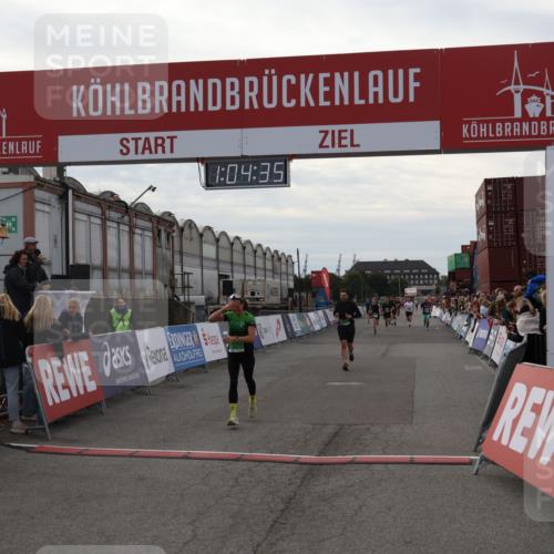 03.10.2025 - Köhlbrandbrückenlauf Julia Fischer http://msf.ph/oto/9027643 03.10.2025 16:04:36 Ziel 7245, 7248, 7308, 7338, 7455, 8818, 8825, 8937 meine-sportfotos.de