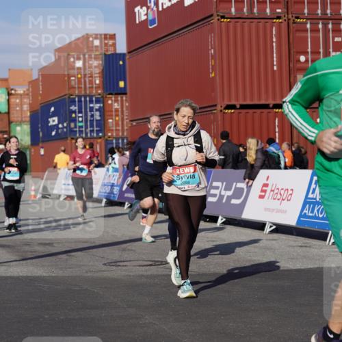 03.10.2025 - Köhlbrandbrückenlauf Michael Burmester http://msf.ph/oto/9027644 03.10.2025 10:31:41 Ziel 1700, 1927, 2058, 2265, 2272, 2332, 2379, 2398, 2491, 2595, 2596, 2634, 2830, 2966, 2967, 3122 meine-sportfotos.de