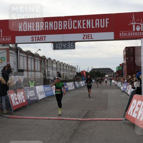 03.10.2025 - Köhlbrandbrückenlauf Julia Fischer http://msf.ph/oto/9027646 03.10.2025 16:04:36 Ziel 7245, 7248, 7308, 7338, 7455, 8818, 8825, 8937 meine-sportfotos.de