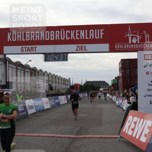 03.10.2025 - Köhlbrandbrückenlauf Julia Fischer http://msf.ph/oto/9027654 03.10.2025 16:04:38 Ziel 7245, 7248, 7338, 7455, 8825, 8937 meine-sportfotos.de