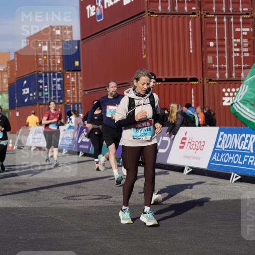 03.10.2025 - Köhlbrandbrückenlauf Michael Burmester http://msf.ph/oto/9027656 03.10.2025 10:31:41 Ziel 1700, 1927, 2058, 2265, 2272, 2332, 2379, 2398, 2491, 2595, 2596, 2634, 2830, 2966, 2967, 3122 meine-sportfotos.de