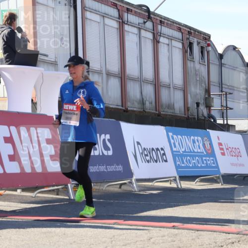 03.10.2025 - Köhlbrandbrückenlauf Luisa Fischer http://msf.ph/oto/9027678 03.10.2025 12:57:50 Ziel 4037, 4102, 4654, 5669, 5960, 5961, 6371, 6809 meine-sportfotos.de