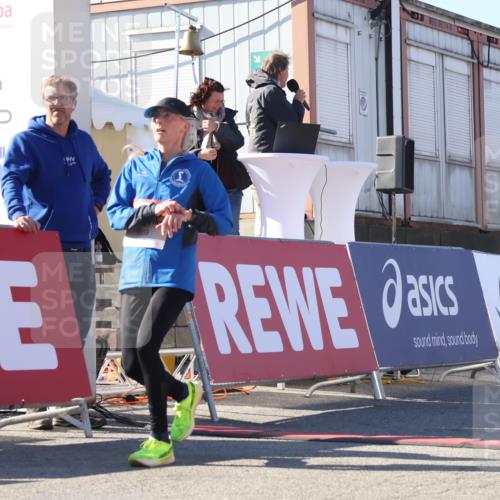03.10.2025 - Köhlbrandbrückenlauf Luisa Fischer http://msf.ph/oto/9027684 03.10.2025 12:57:51 Ziel 4037, 4046, 4102, 4654, 5669, 5960, 5961, 6371, 6809 meine-sportfotos.de