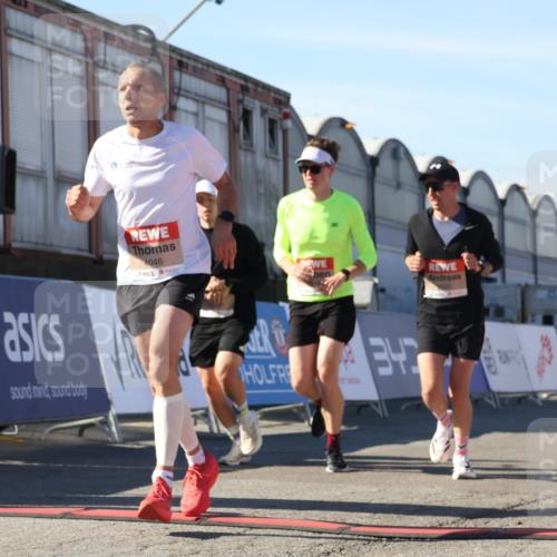 03.10.2025 - Köhlbrandbrückenlauf Luisa Fischer http://msf.ph/oto/9027744 03.10.2025 12:57:56 Ziel 4046, 4102, 4654, 5669, 5960, 5961, 6371, 6518, 6519, 6520 meine-sportfotos.de