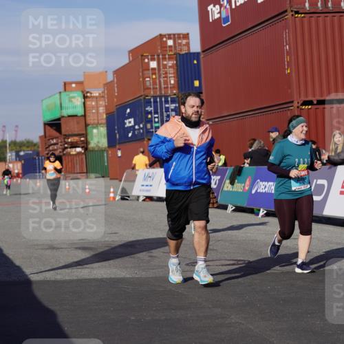 03.10.2025 - Köhlbrandbrückenlauf Michael Burmester http://msf.ph/oto/9027746 03.10.2025 10:31:48 Ziel 1700, 1867, 2265, 2332, 2379, 2491, 2595, 2596, 2634, 2830, 3122 meine-sportfotos.de
