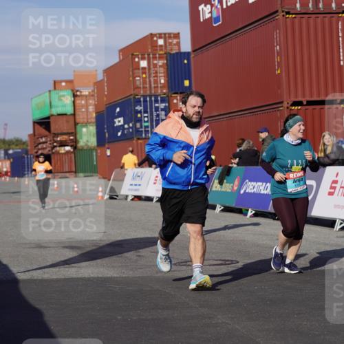 03.10.2025 - Köhlbrandbrückenlauf Michael Burmester http://msf.ph/oto/9027751 03.10.2025 10:31:48 Ziel 1700, 1867, 2265, 2332, 2379, 2491, 2595, 2596, 2634, 2830, 3122 meine-sportfotos.de