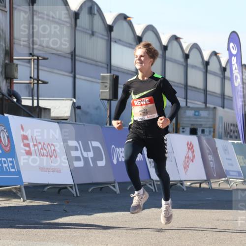 03.10.2025 - Köhlbrandbrückenlauf Luisa Fischer http://msf.ph/oto/9027763 03.10.2025 12:58:02 Ziel 4046, 4102, 4234, 4654, 5961, 6518, 6519, 6520, 6715 meine-sportfotos.de