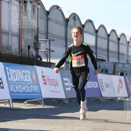 03.10.2025 - Köhlbrandbrückenlauf Luisa Fischer http://msf.ph/oto/9027770 03.10.2025 12:58:02 Ziel 4046, 4102, 4234, 4654, 5961, 6518, 6519, 6520, 6715 meine-sportfotos.de
