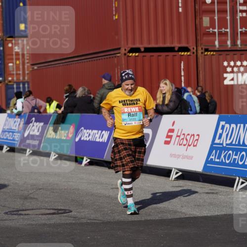 03.10.2025 - Köhlbrandbrückenlauf Michael Burmester http://msf.ph/oto/9027780 03.10.2025 10:31:50 Ziel 1700, 1867, 2491, 2830, 3122 meine-sportfotos.de