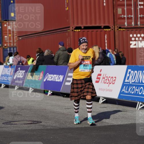 03.10.2025 - Köhlbrandbrückenlauf Michael Burmester http://msf.ph/oto/9027793 03.10.2025 10:31:50 Ziel 1700, 1867, 2491, 2830, 3122 meine-sportfotos.de