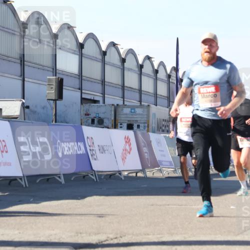 03.10.2025 - Köhlbrandbrückenlauf Luisa Fischer http://msf.ph/oto/9027800 03.10.2025 12:58:06 Ziel 4046, 4234, 4248, 6518, 6519, 6520, 6715, 6718 meine-sportfotos.de