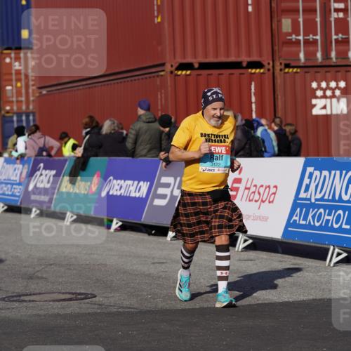 03.10.2025 - Köhlbrandbrückenlauf Michael Burmester http://msf.ph/oto/9027801 03.10.2025 10:31:50 Ziel 1700, 1867, 2491, 2830, 3122 meine-sportfotos.de
