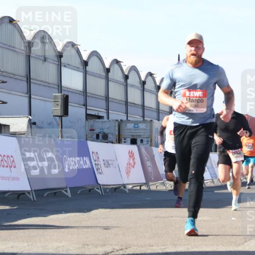 03.10.2025 - Köhlbrandbrückenlauf Luisa Fischer http://msf.ph/oto/9027804 03.10.2025 12:58:06 Ziel 4046, 4234, 4248, 6518, 6519, 6520, 6715, 6718 meine-sportfotos.de