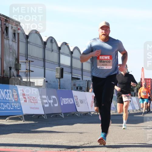 03.10.2025 - Köhlbrandbrückenlauf Luisa Fischer http://msf.ph/oto/9027811 03.10.2025 12:58:07 Ziel 4046, 4234, 4248, 4394, 6518, 6519, 6520, 6715, 6718 meine-sportfotos.de