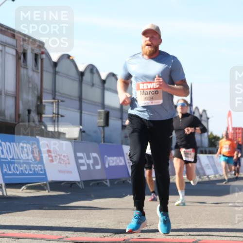 03.10.2025 - Köhlbrandbrückenlauf Luisa Fischer http://msf.ph/oto/9027817 03.10.2025 12:58:07 Ziel 4046, 4234, 4248, 4394, 6518, 6519, 6520, 6715, 6718 meine-sportfotos.de