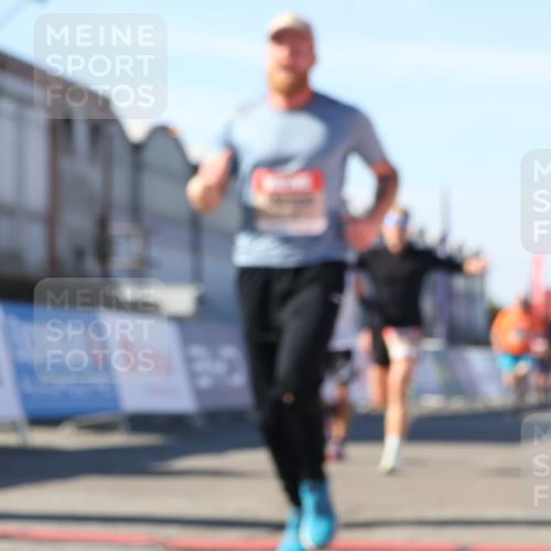 03.10.2025 - Köhlbrandbrückenlauf Luisa Fischer http://msf.ph/oto/9027820 03.10.2025 12:58:08 Ziel 4234, 4248, 4394, 6518, 6519, 6520, 6715, 6718 meine-sportfotos.de