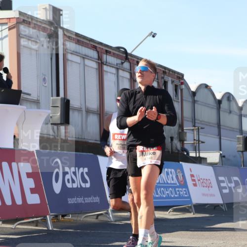 03.10.2025 - Köhlbrandbrückenlauf Luisa Fischer http://msf.ph/oto/9027847 03.10.2025 12:58:10 Ziel 4234, 4248, 4394, 6715, 6717, 6718 meine-sportfotos.de