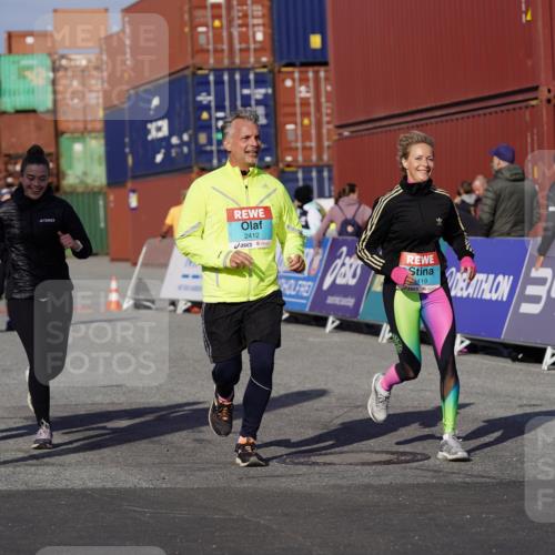 03.10.2025 - Köhlbrandbrückenlauf Michael Burmester http://msf.ph/oto/9027879 03.10.2025 10:32:04 Ziel 1769, 2024, 2412, 2419, 2433, 3328, 3329 meine-sportfotos.de