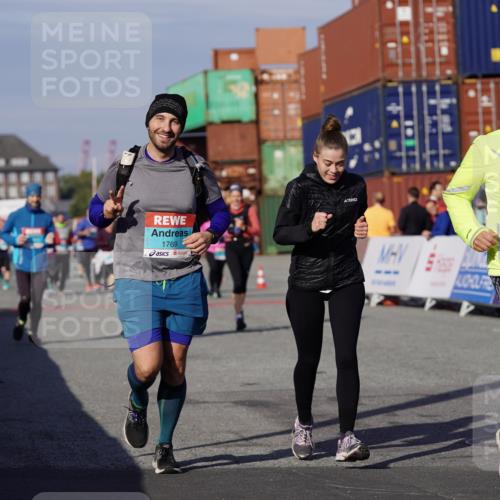 03.10.2025 - Köhlbrandbrückenlauf Michael Burmester http://msf.ph/oto/9027896 03.10.2025 10:32:05 Ziel 1769, 2024, 2412, 2419, 2433, 3328, 3329 meine-sportfotos.de