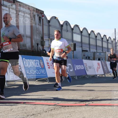 03.10.2025 - Köhlbrandbrückenlauf Luisa Fischer http://msf.ph/oto/9027904 03.10.2025 12:58:15 Ziel 4083, 4099, 4234, 4248, 4394, 6152, 6717, 6718, 6732 meine-sportfotos.de
