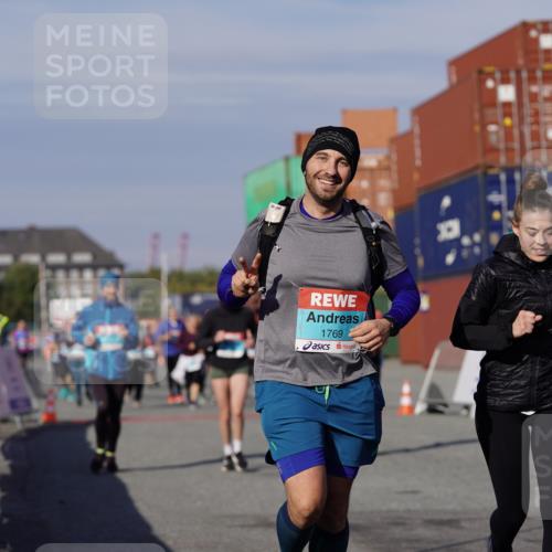 03.10.2025 - Köhlbrandbrückenlauf Michael Burmester http://msf.ph/oto/9027907 03.10.2025 10:32:06 Ziel 1769, 2024, 2412, 2419, 2433, 3328, 3329 meine-sportfotos.de