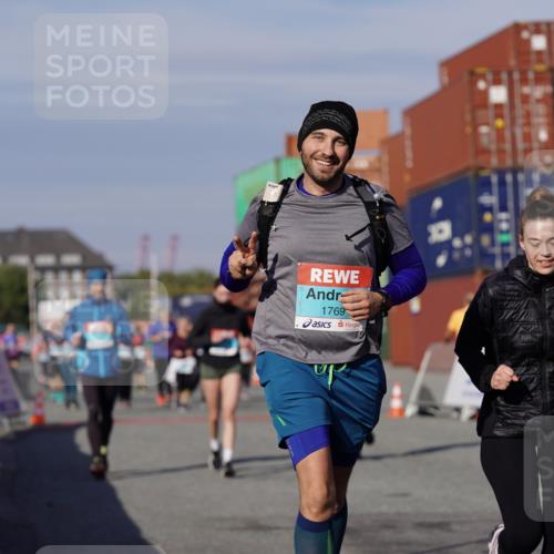 03.10.2025 - Köhlbrandbrückenlauf Michael Burmester http://msf.ph/oto/9027911 03.10.2025 10:32:06 Ziel 1769, 2024, 2412, 2419, 2433, 3328, 3329 meine-sportfotos.de