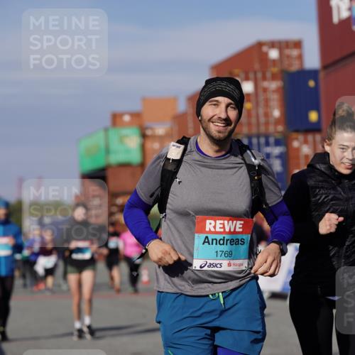 03.10.2025 - Köhlbrandbrückenlauf Michael Burmester http://msf.ph/oto/9027917 03.10.2025 10:32:06 Ziel 1769, 2024, 2412, 2419, 2433, 3328, 3329 meine-sportfotos.de