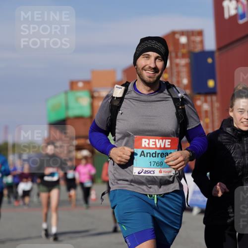 03.10.2025 - Köhlbrandbrückenlauf Michael Burmester http://msf.ph/oto/9027923 03.10.2025 10:32:06 Ziel 1769, 2024, 2412, 2419, 2433, 3328, 3329 meine-sportfotos.de