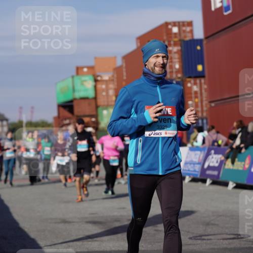 03.10.2025 - Köhlbrandbrückenlauf Michael Burmester http://msf.ph/oto/9027973 03.10.2025 10:32:11 Ziel 2116, 2159, 2184, 2212, 2365, 2433, 2436, 2470, 2569, 2599, 3033, 3328, 3329 meine-sportfotos.de
