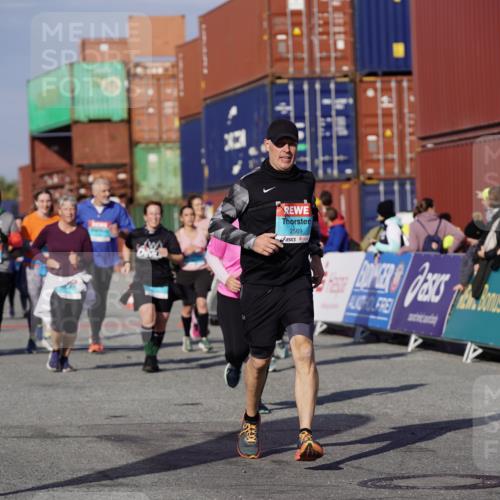 03.10.2025 - Köhlbrandbrückenlauf Michael Burmester http://msf.ph/oto/9027988 03.10.2025 10:32:13 Ziel 1908, 2116, 2159, 2184, 2212, 2338, 2365, 2433, 2436, 2470, 2568, 2569, 2599, 3033, 3045, 3328, 3329, 3780 meine-sportfotos.de