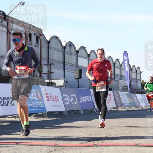 03.10.2025 - Köhlbrandbrückenlauf Luisa Fischer http://msf.ph/oto/9028021 03.10.2025 12:58:26 Ziel 4083, 4099, 5706, 5775, 6152, 6617, 6717, 6732, 6741 meine-sportfotos.de