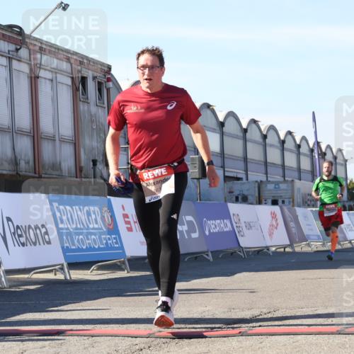 03.10.2025 - Köhlbrandbrückenlauf Luisa Fischer http://msf.ph/oto/9028036 03.10.2025 12:58:27 Ziel 4083, 4099, 5706, 5775, 6152, 6617, 6732, 6741 meine-sportfotos.de