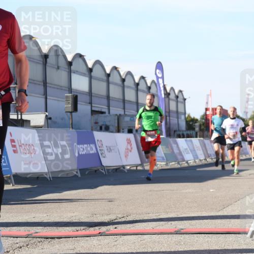 03.10.2025 - Köhlbrandbrückenlauf Luisa Fischer http://msf.ph/oto/9028046 03.10.2025 12:58:28 Ziel 4083, 4084, 4099, 5706, 5775, 6617, 6732, 6741 meine-sportfotos.de