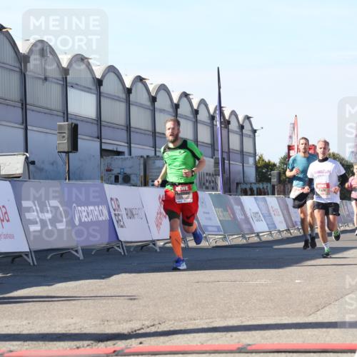 03.10.2025 - Köhlbrandbrückenlauf Luisa Fischer http://msf.ph/oto/9028050 03.10.2025 12:58:28 Ziel 4083, 4084, 4099, 5706, 5775, 6617, 6732, 6741 meine-sportfotos.de