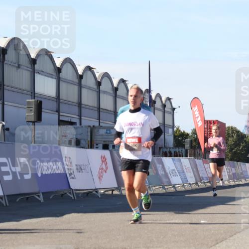 03.10.2025 - Köhlbrandbrückenlauf Luisa Fischer http://msf.ph/oto/9028084 03.10.2025 12:58:31 Ziel 4083, 4084, 4241, 5706, 5775, 6617, 6741 meine-sportfotos.de