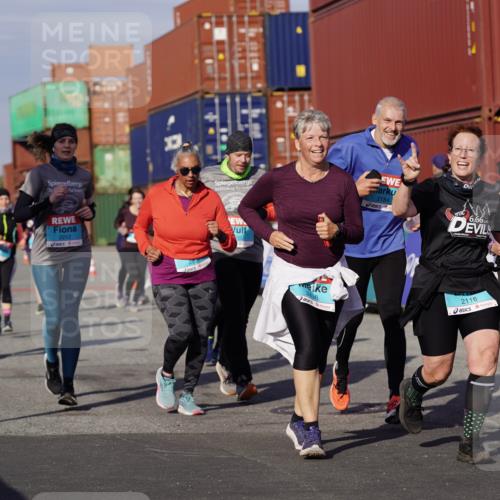 03.10.2025 - Köhlbrandbrückenlauf Michael Burmester http://msf.ph/oto/9028095 03.10.2025 10:32:19 Ziel 1749, 1908, 1923, 2041, 2085, 2116, 2159, 2184, 2212, 2316, 2338, 2365, 2436, 2470, 2568, 2569, 2599, 3033, 3045, 3737, 3780 meine-sportfotos.de