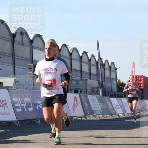03.10.2025 - Köhlbrandbrückenlauf Luisa Fischer http://msf.ph/oto/9028097 03.10.2025 12:58:32 Ziel 4084, 4148, 4241, 5706, 5775, 6617, 6741 meine-sportfotos.de