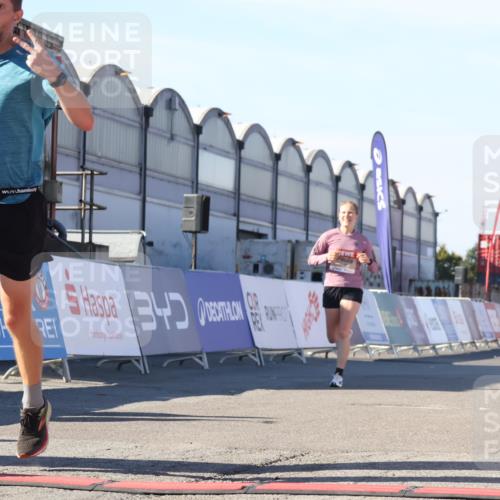 03.10.2025 - Köhlbrandbrückenlauf Luisa Fischer http://msf.ph/oto/9028124 03.10.2025 12:58:34 Ziel 4084, 4148, 4241, 5706, 5775, 6617, 6741 meine-sportfotos.de