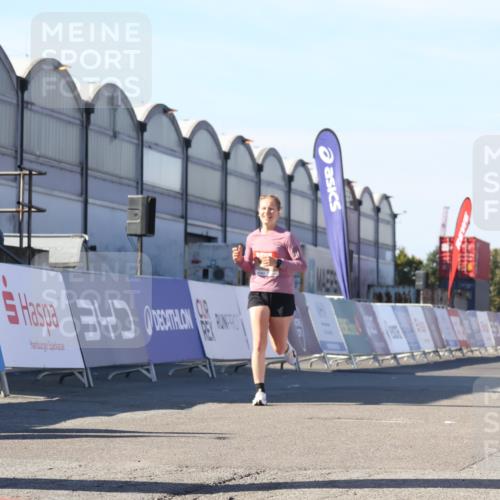 03.10.2025 - Köhlbrandbrückenlauf Luisa Fischer http://msf.ph/oto/9028129 03.10.2025 12:58:34 Ziel 4084, 4148, 4241, 5706, 5775, 6617, 6741 meine-sportfotos.de