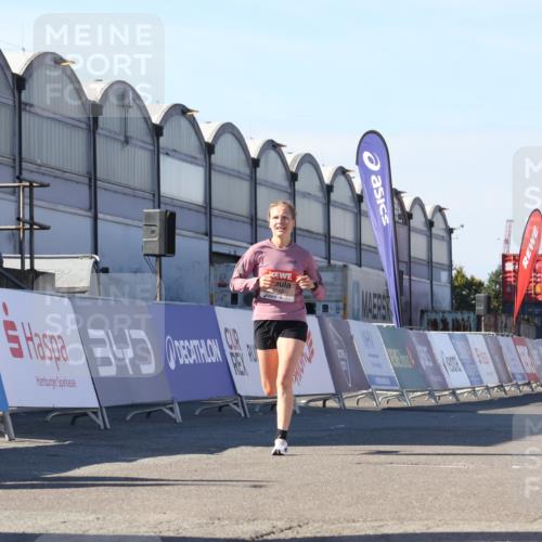 03.10.2025 - Köhlbrandbrückenlauf Luisa Fischer http://msf.ph/oto/9028133 03.10.2025 12:58:35 Ziel 4084, 4148, 4241, 5706, 5775, 6617, 6741 meine-sportfotos.de