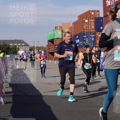 03.10.2025 - Köhlbrandbrückenlauf Michael Burmester http://msf.ph/oto/9028134 03.10.2025 10:32:22 Ziel 1749, 1908, 1923, 2041, 2085, 2159, 2184, 2212, 2316, 2338, 2365, 2470, 2568, 3045, 3076, 3077, 3737, 3780 meine-sportfotos.de
