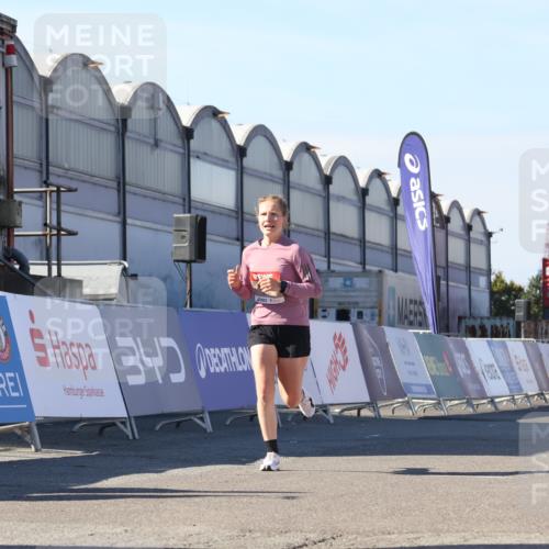 03.10.2025 - Köhlbrandbrückenlauf Luisa Fischer http://msf.ph/oto/9028138 03.10.2025 12:58:35 Ziel 4084, 4148, 4241, 5706, 5775, 6617, 6741 meine-sportfotos.de
