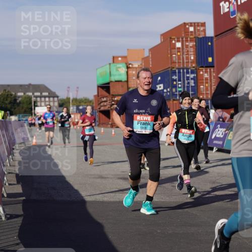 03.10.2025 - Köhlbrandbrückenlauf Michael Burmester http://msf.ph/oto/9028140 03.10.2025 10:32:22 Ziel 1749, 1908, 1923, 2041, 2085, 2159, 2184, 2212, 2316, 2338, 2365, 2470, 2568, 3045, 3076, 3077, 3737, 3780 meine-sportfotos.de