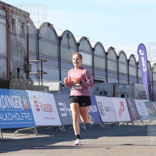 03.10.2025 - Köhlbrandbrückenlauf Luisa Fischer http://msf.ph/oto/9028145 03.10.2025 12:58:36 Ziel 4084, 4148, 4241, 5706, 5775, 6617 meine-sportfotos.de
