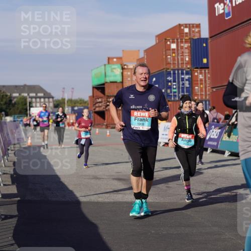03.10.2025 - Köhlbrandbrückenlauf Michael Burmester http://msf.ph/oto/9028148 03.10.2025 10:32:22 Ziel 1749, 1908, 1923, 2041, 2085, 2159, 2184, 2212, 2316, 2338, 2365, 2470, 2568, 3045, 3076, 3077, 3737, 3780 meine-sportfotos.de