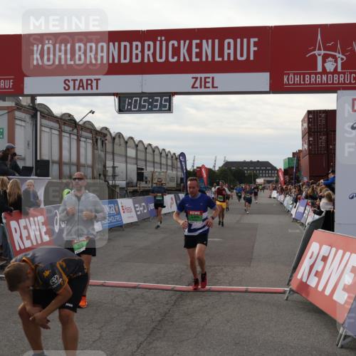 03.10.2025 - Köhlbrandbrückenlauf Julia Fischer http://msf.ph/oto/9028159 03.10.2025 16:05:35 Ziel 7031, 7241, 7394, 7473, 7546, 8099, 8199, 9127, 9299, 9317, 9475, 9499, 9669 meine-sportfotos.de